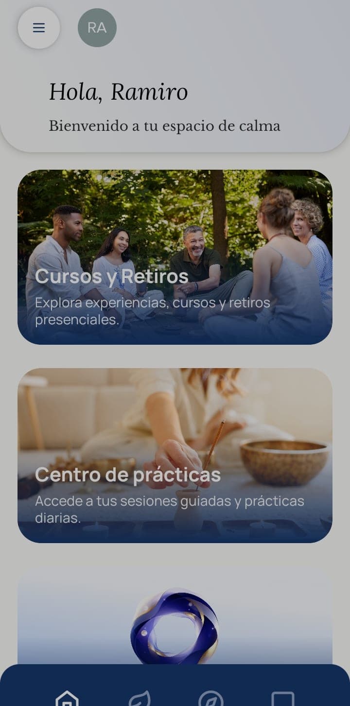 La pantalla de inicio de Aplika: «Bienvenido a tu espacio de calma», con el Centro de prácticas y los Cursos y Retiros.